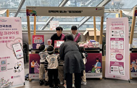 시민 대상 임산부 배려 정책 홍보 캠페인 사진